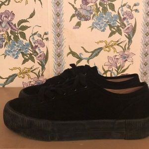 Platform black sneaker